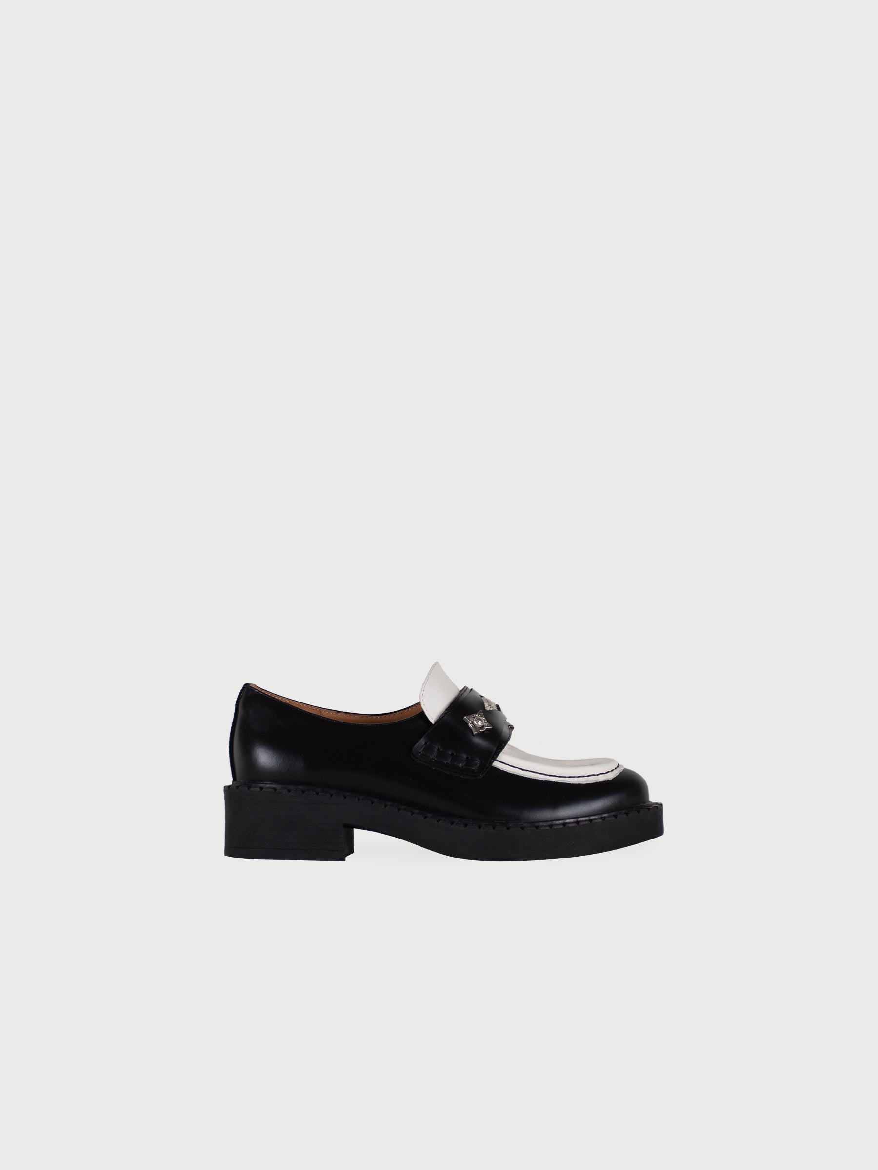 Terra 𖠁 Round Toe Chunky Ridge Metal Pierce Loafers