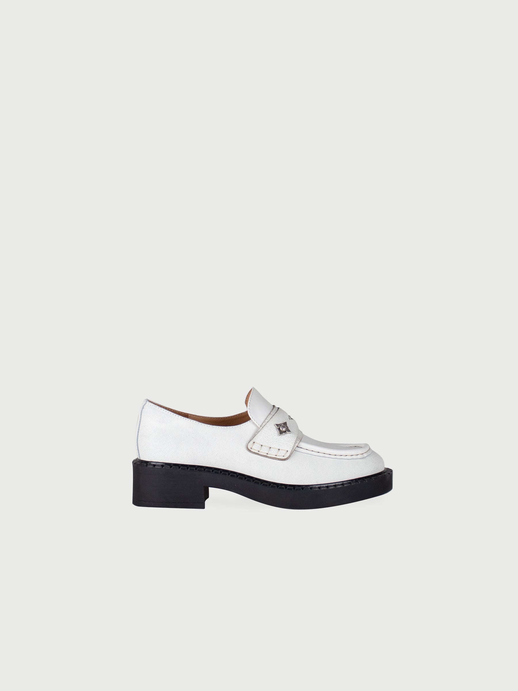 Terra 𖠁 Round Toe Chunky Ridge Metal Pierce Loafers