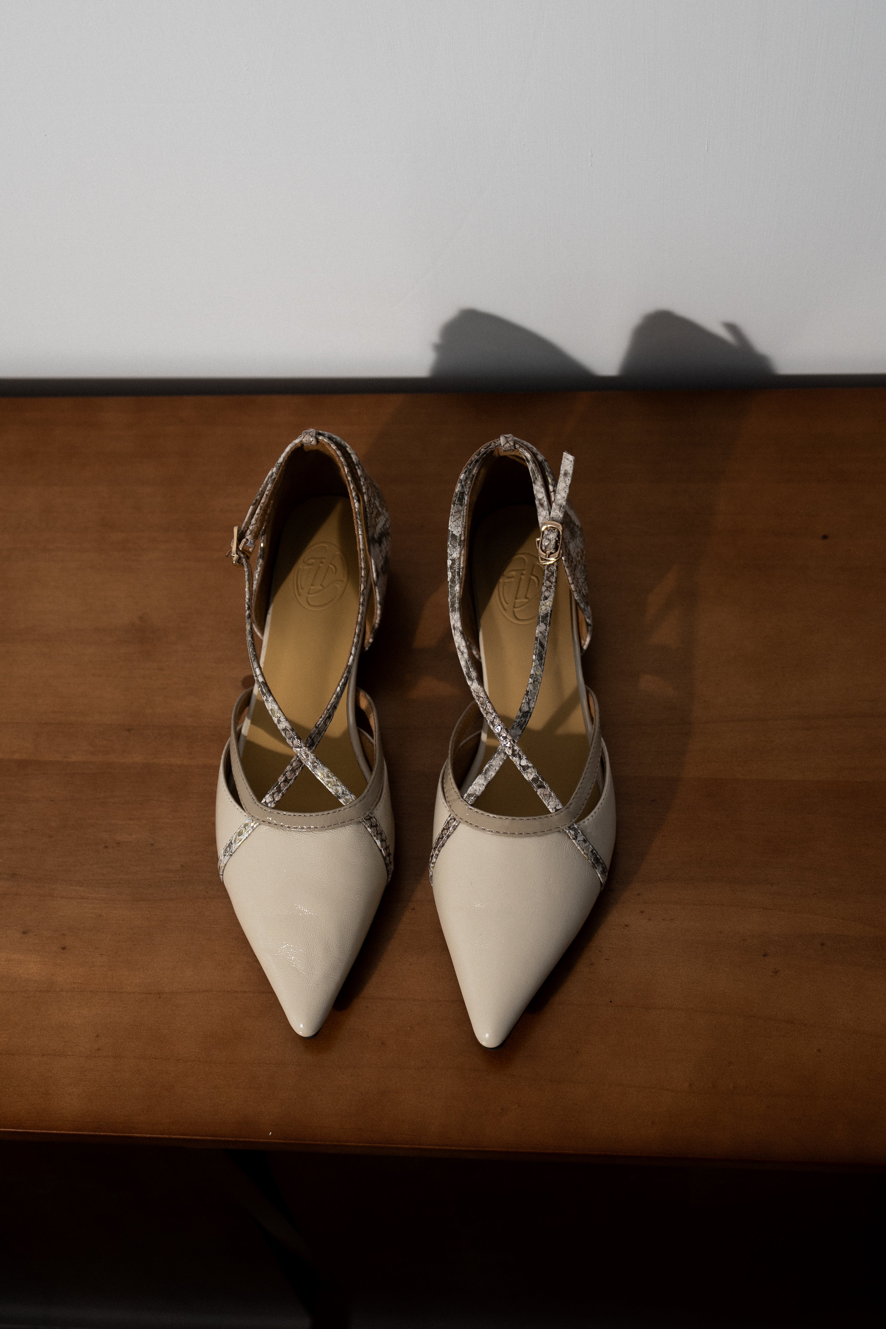 Gladys ◈ Pointed-Toe Cross Strap Pumps