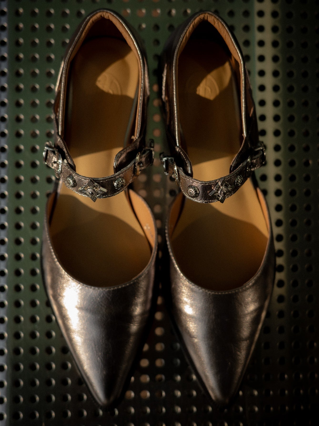 Zora・Pointed Toe Stud-Embellished Strap Low Heel