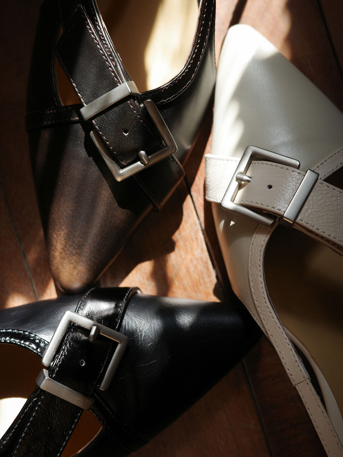 Vesper・Pointed-Toe Cross-Strap Buckle Pumps