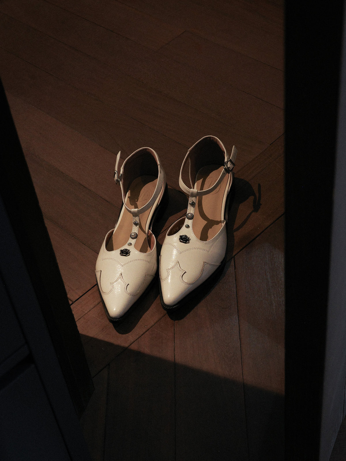 Rosalie・Pointed-Toe Western Embellished T-Strap Flats