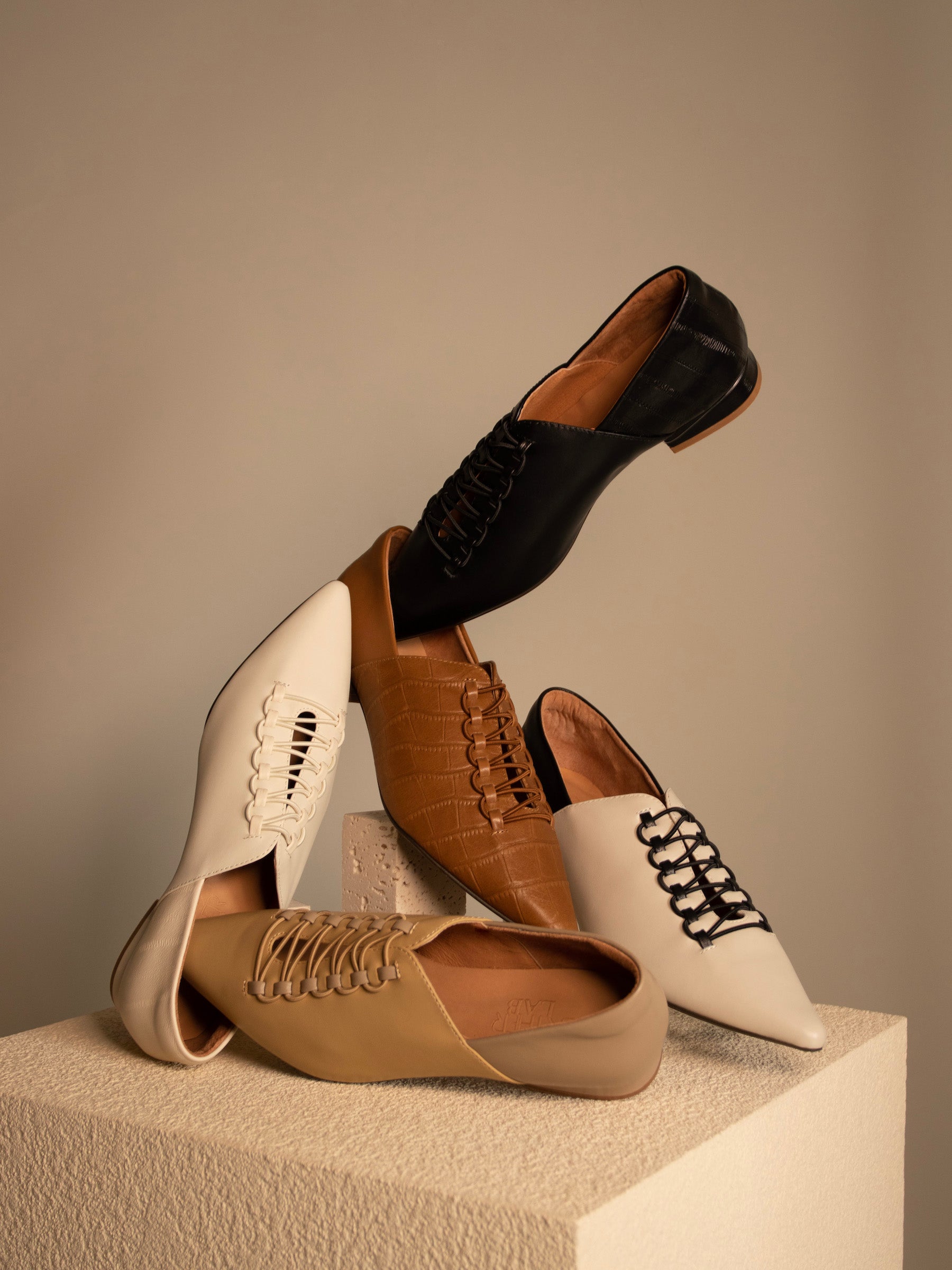 Eleanor.Pointed Zip-Zap String Flats