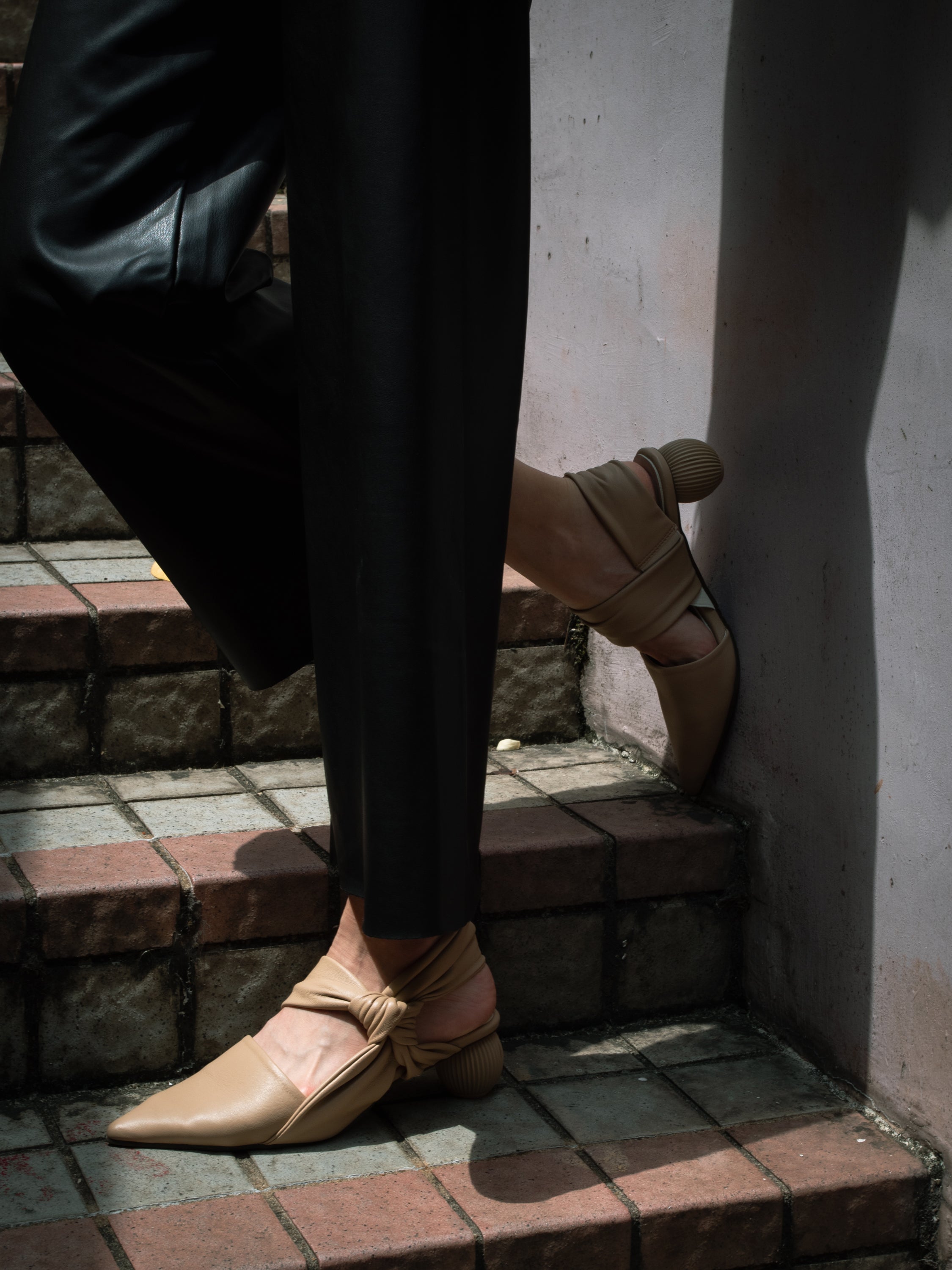 Lantern-Heel Knot Pumps