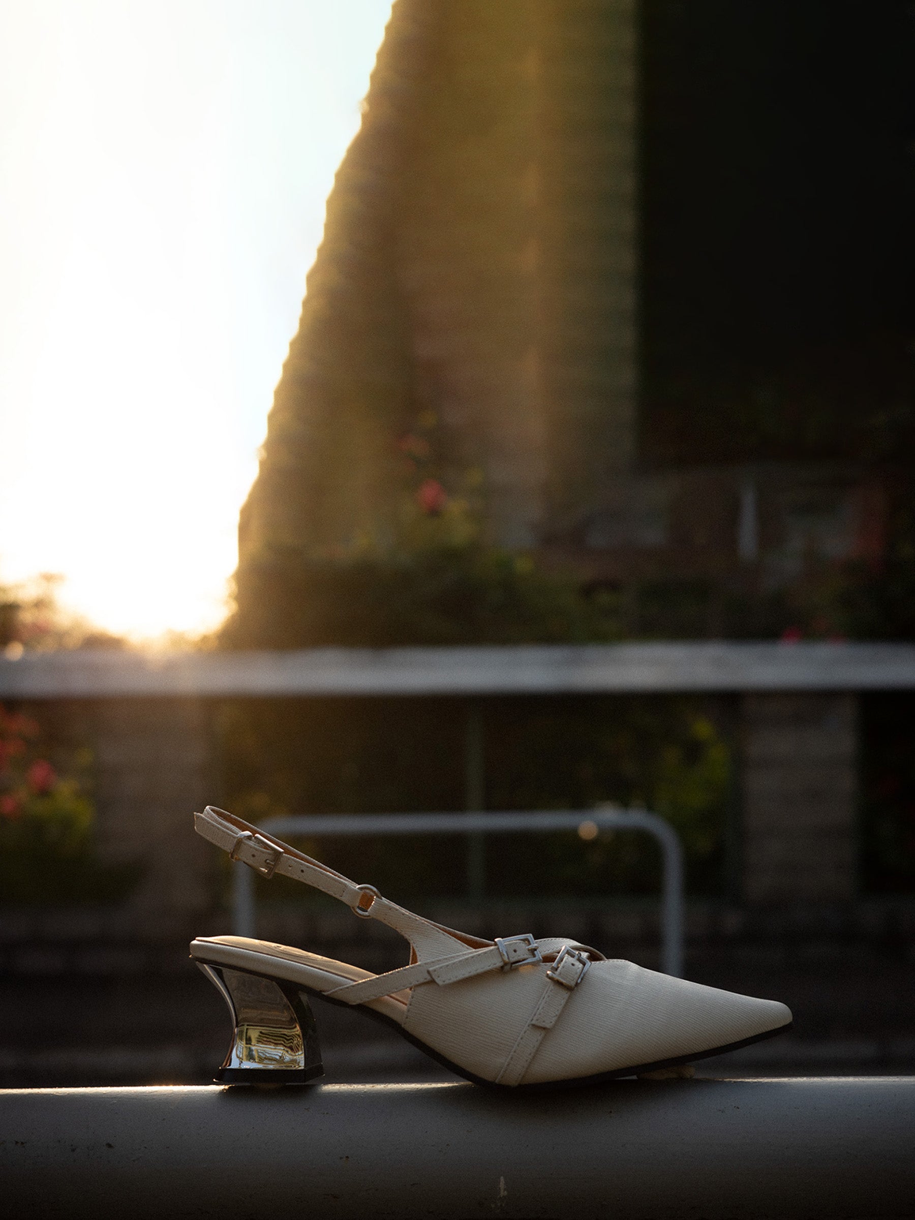 Morgan ． Pointed-Toe Crossover Strap Slingback