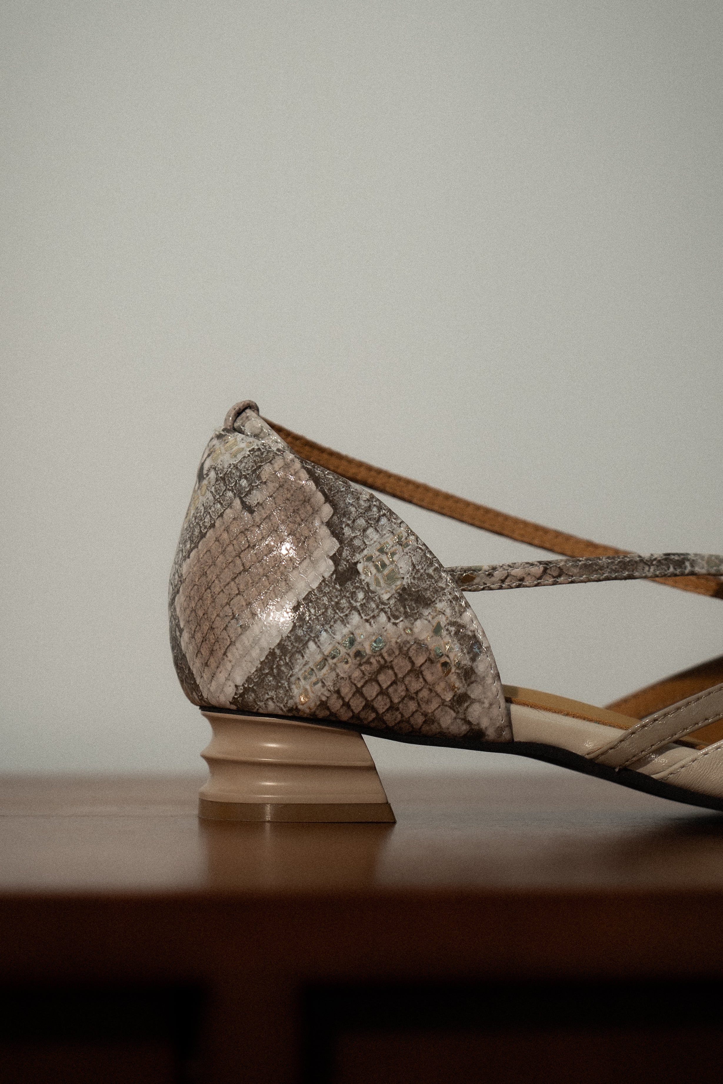 Gladys ◈ Pointed-Toe Cross Strap Pumps