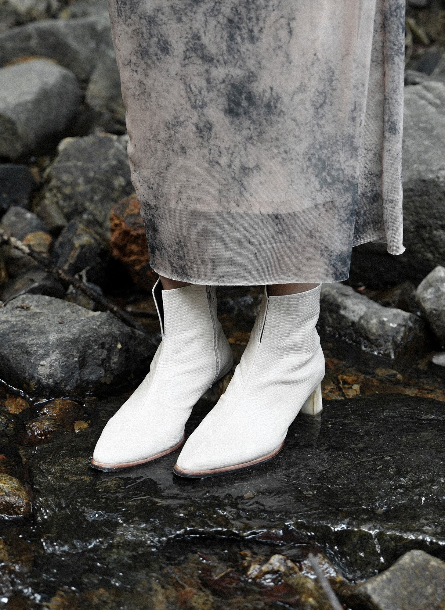 Pointed Toe V Neck Marble Heel Leather Boots
