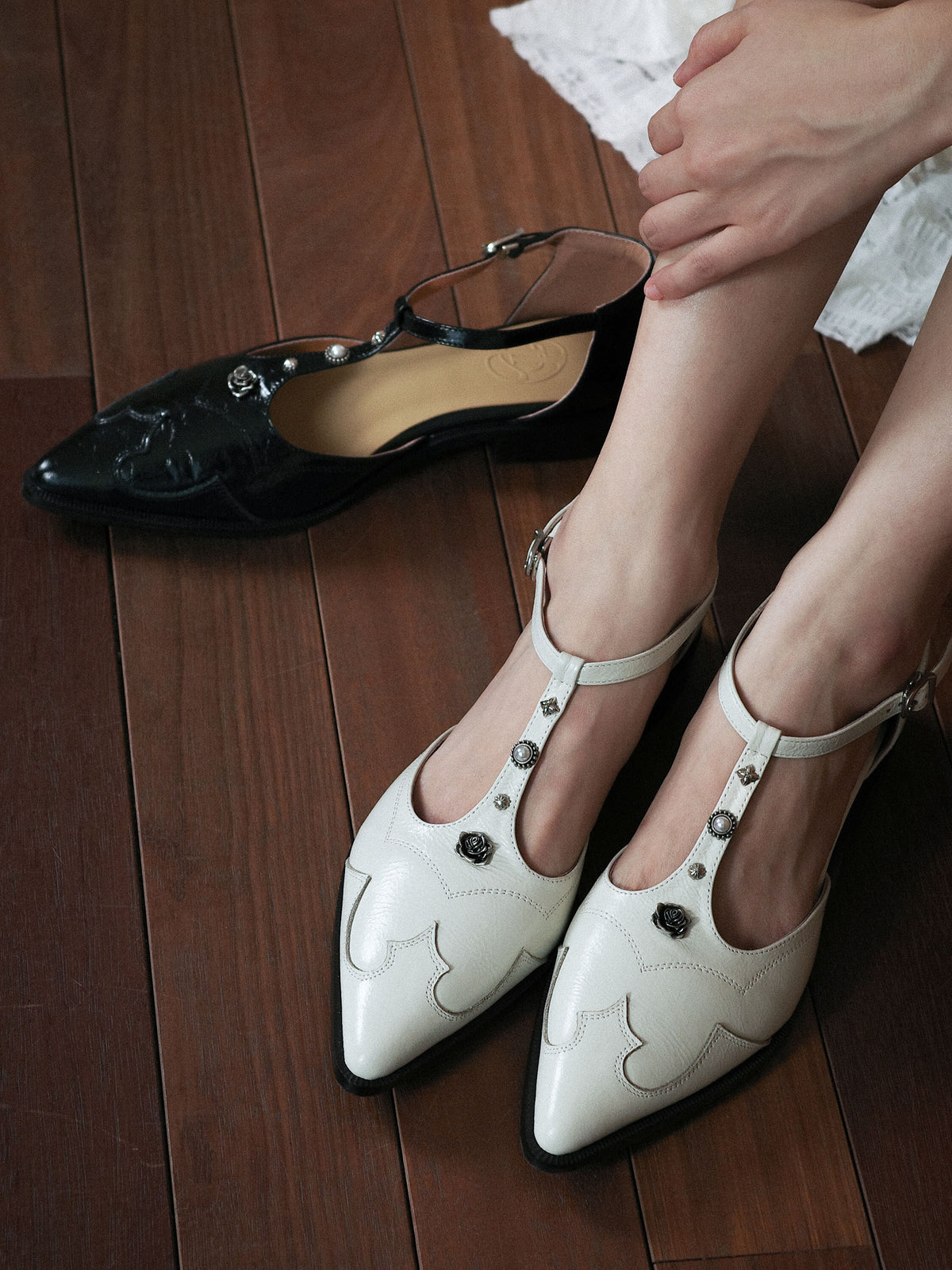 Rosalie・Pointed-Toe Western Embellished T-Strap Flats