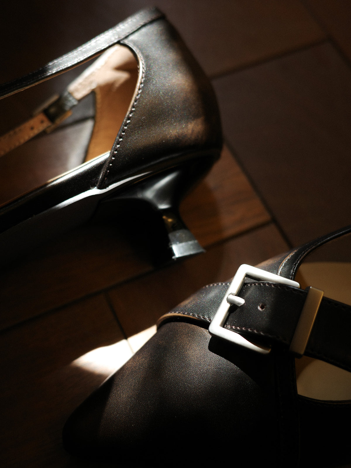 Vesper・Pointed-Toe Cross-Strap Buckle Pumps