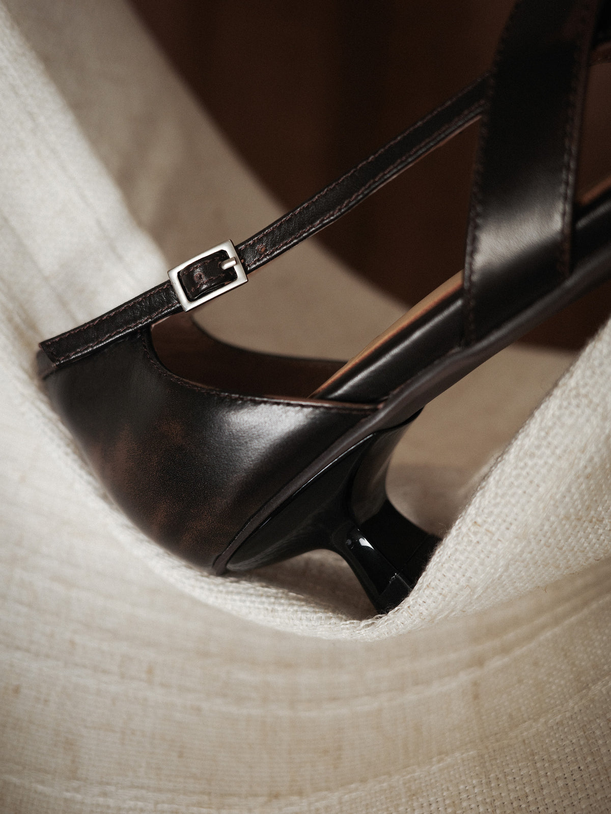 Vesper・Pointed-Toe Cross-Strap Buckle Pumps